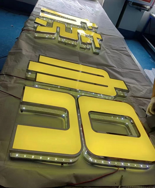 不锈钢包边发光字<br><h5>不锈钢包边侧边冲孔亚克力面板</h5>