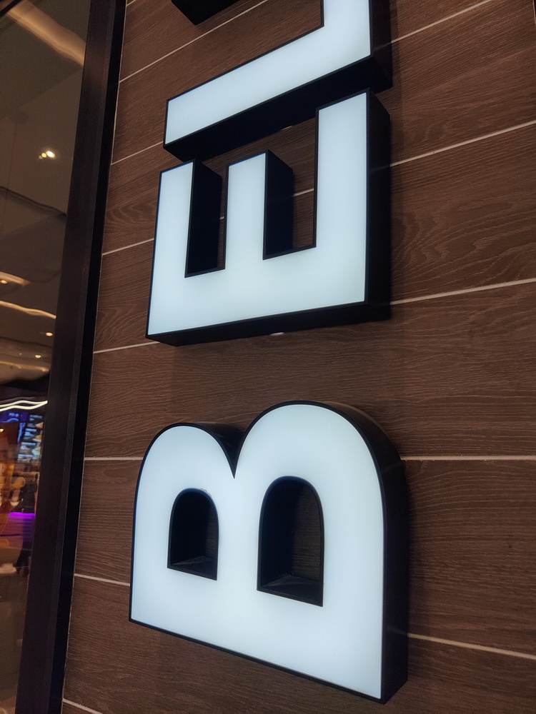 不锈钢包边发光字<br><h5>5公分厚不锈钢烤漆</h5>