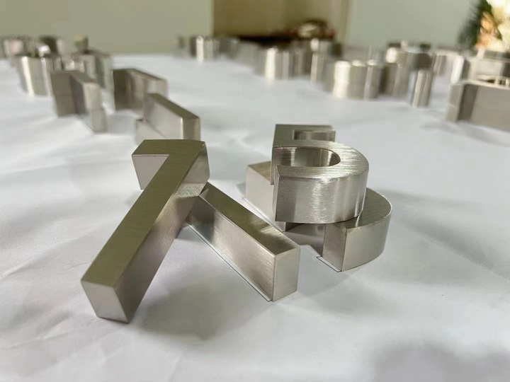 不锈钢精品字<br><h5>精工电镀拉丝银</h5>